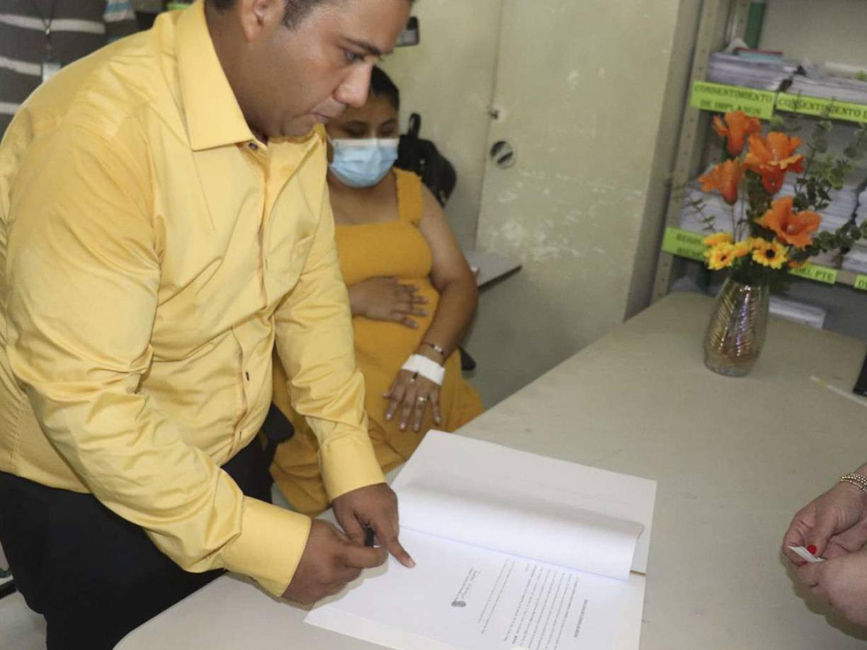 Este acto de amor y fidelidad, principio bíblico de la familia, se dio ante familiares, amigos cercanos y las enfermeras que cuidan a esta mujer y a las otras pacientes internas.