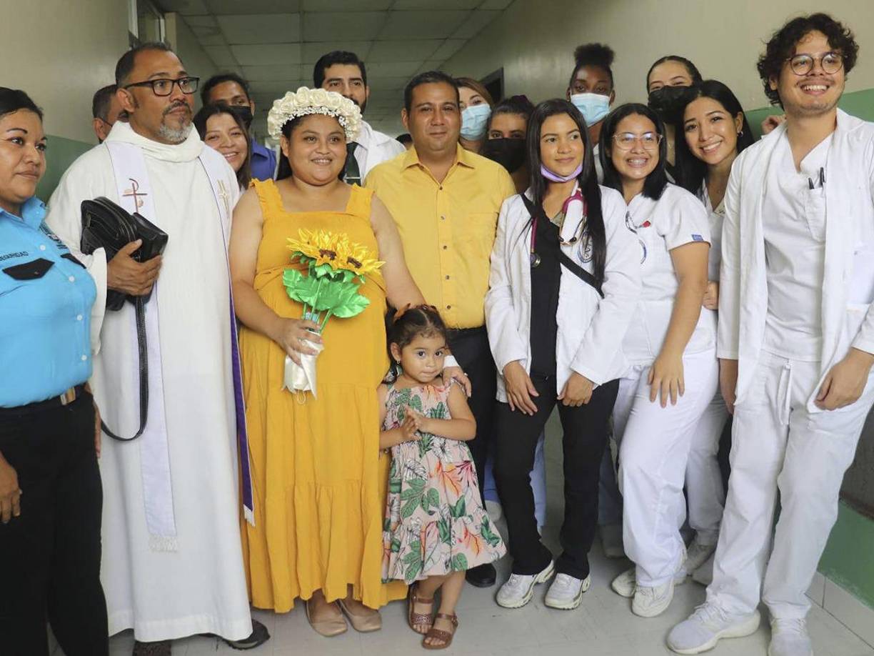 La pareja, vistió de amarillo y su ramo fue compuesto por girasoles, tal como ella se lo imaginaba, y aunque no fue en la Iglesia Católica, la pareja dejó entrever su felicidad por unir sus vidas pese a las circunstancias adversas.