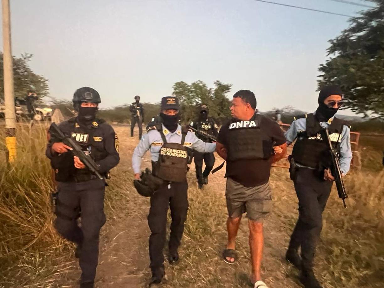 En registros judiciales, los fiscales federales describen a Javier Banegas Medina (hermano de Mayer) como un narcotraficante con varios automóviles, miles de ingresos disponibles y una mansión que ocupa una propiedad de 2 millones de pies cuadrados en Honduras.