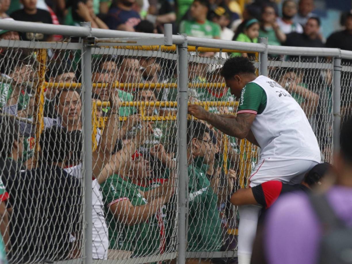 El partido estaba en la recta final, todavía se estaba jugando y Sacaza se enfrentó al aficionado del Marathón.