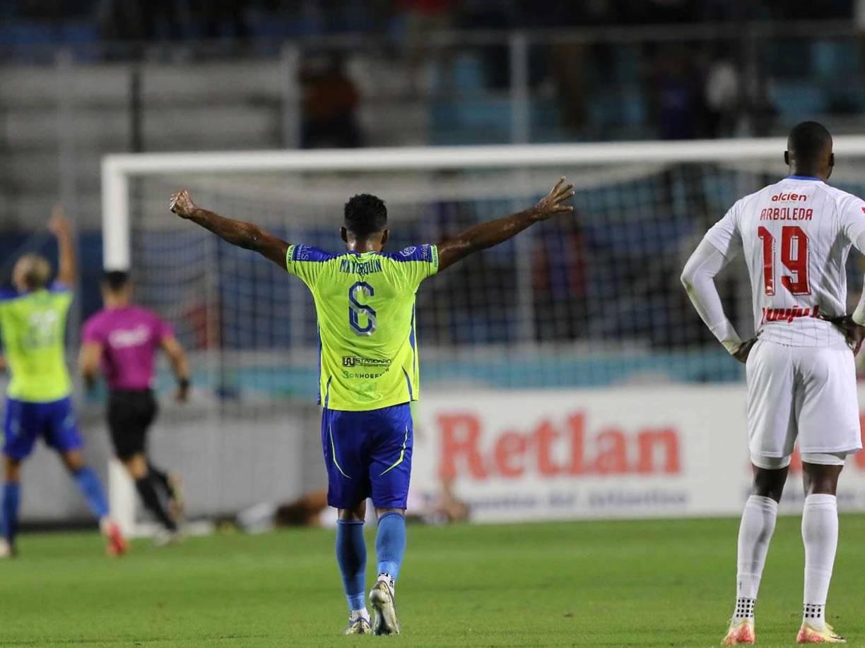 La celebración de Reinieri Mayorquín tras el gol del brasileño Joanderson Assis.