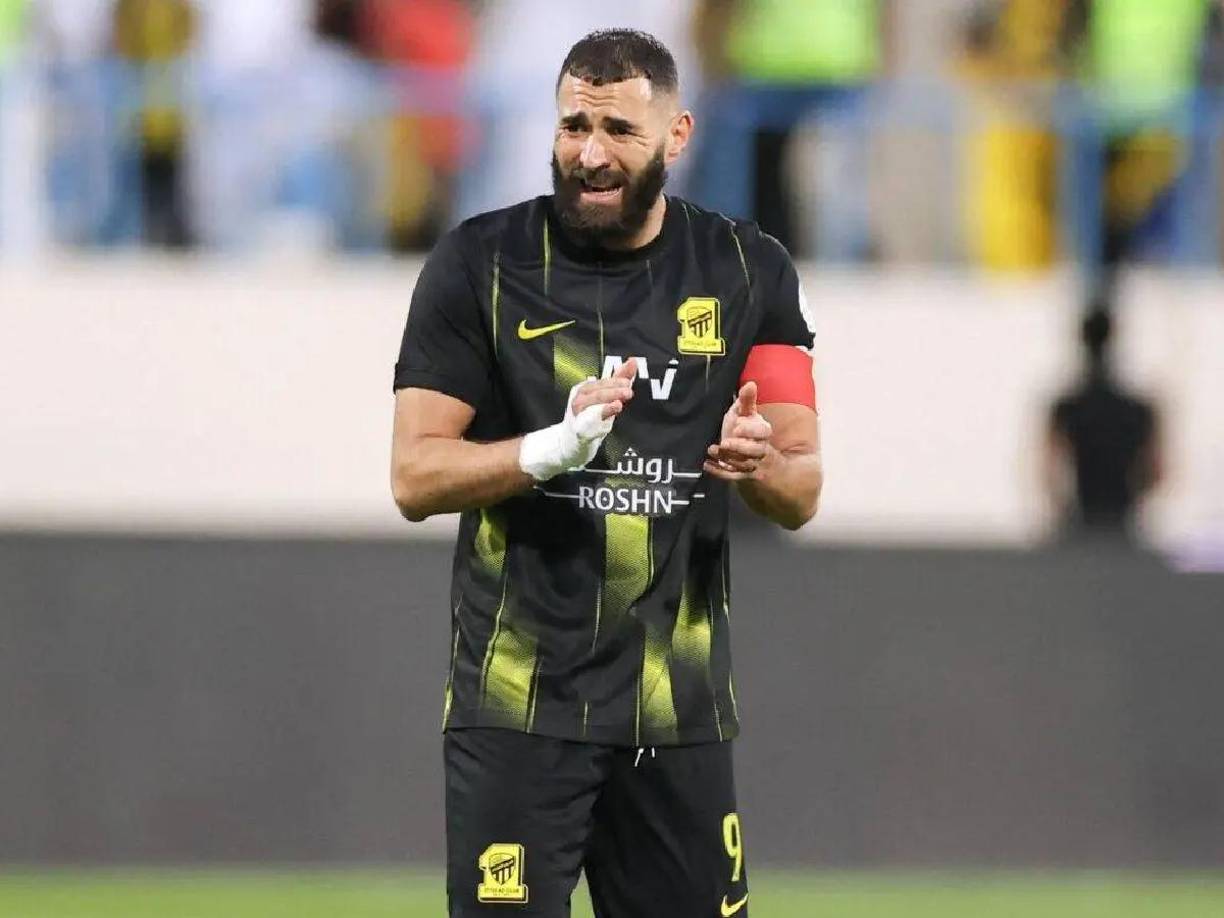 “Benzema llegó el jueves por la tarde con 17 días de retraso. Debió haber regresado el 2 de enero”, precisó esta fuente a la AFP, y el club está “muy furioso por lo que pasó”, después de no haber podido contactar con él “durante diez días”.