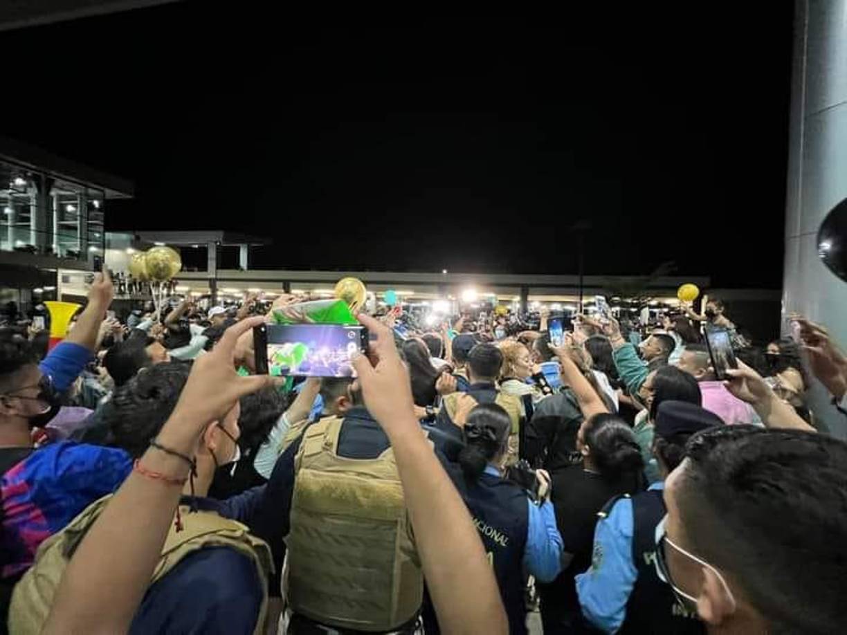 “Llegó, llegó, la leona llegó”, gritaron los asistentes en la terminal aérea mientras sostenían pancartas con mensajes de bienvenida. 