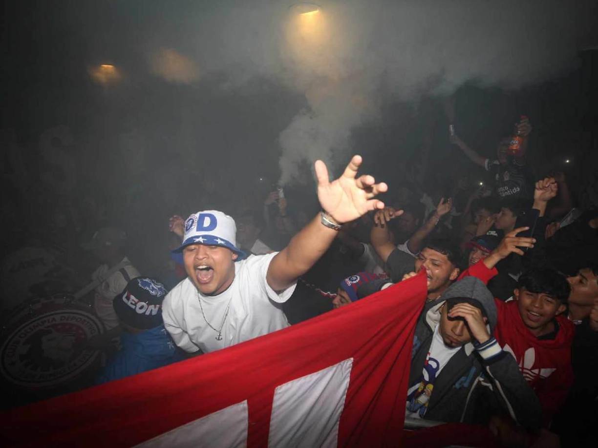 La Ultra Fiel estuvo esta noche para dar el famoso banderazo previo a la final entre Olimpia y Motagua.