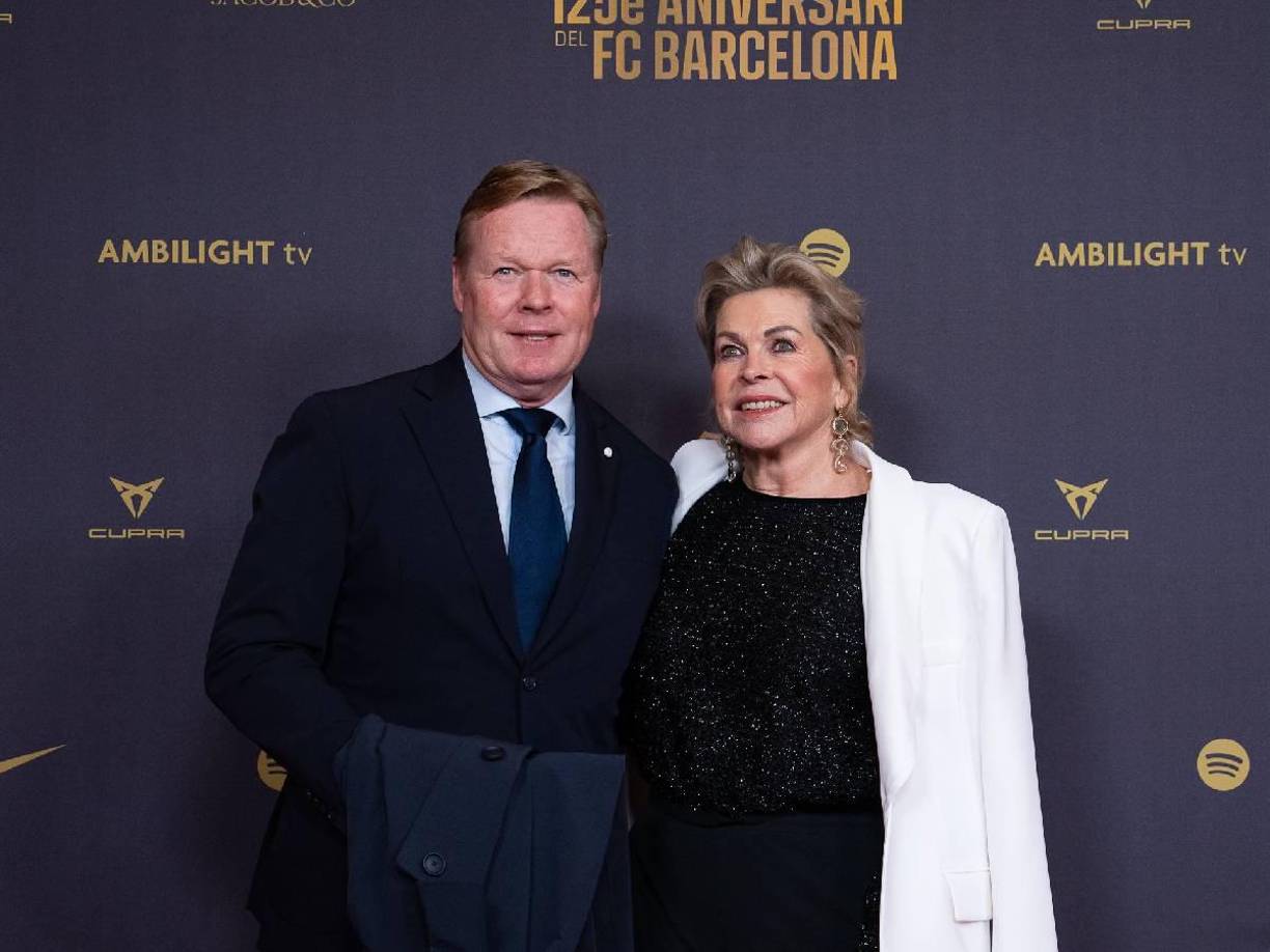  El ex entrenador del FC Barcelona Ronald Koeman junto a su esposa Bartina Koeman a su llegada a la gala de celebración del 125 aniversario.