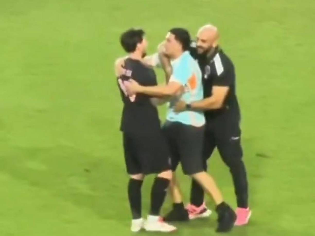 Un joven aficionado panameño logró llegar hasta Lionel Messi, al tiempo que guardaespaldas estadounidense ya lo tenía sujetado. El hincha solo quería una selfie y el argentino lo atendió amablemente.