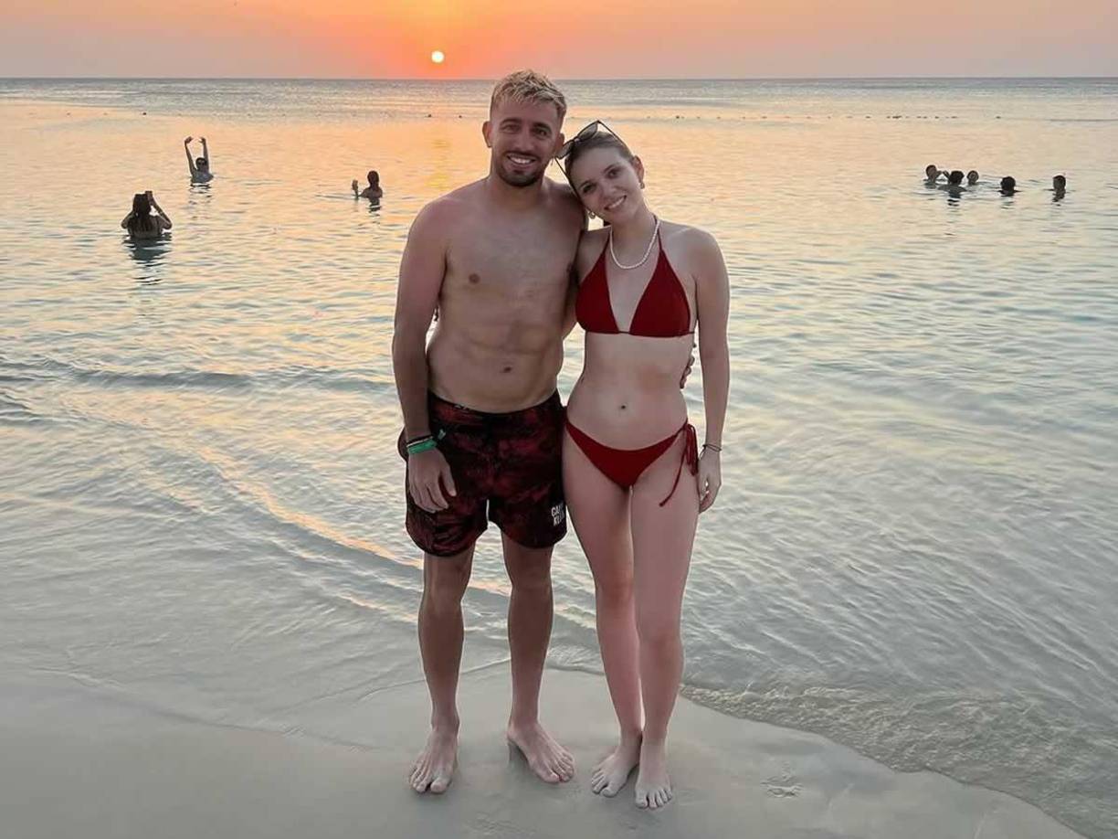 Así luce la pareja Cecilia-Agustín en traje de baño, disfrutando de la playa.