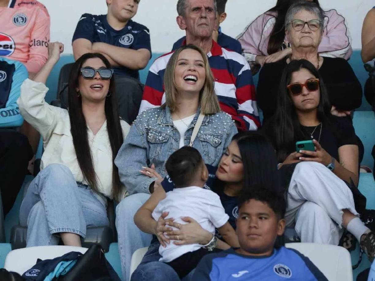 Y se trata de Laura Meza, la bella presentadora de TVC, quien fue vista en la previa del partido junto a Cecilia García, la novia de Agustín.