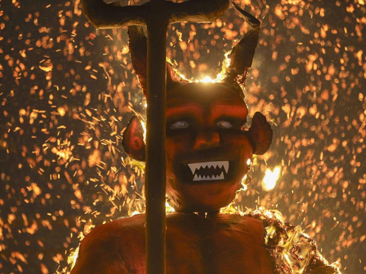 En el contexto católico, la quema del diablo se interpreta como un acto de preparación espiritual para recibir a la Virgen María en la festividad de la Inmaculada Concepción. El fuego simboliza la purificación y la victoria del bien sobre el mal. 