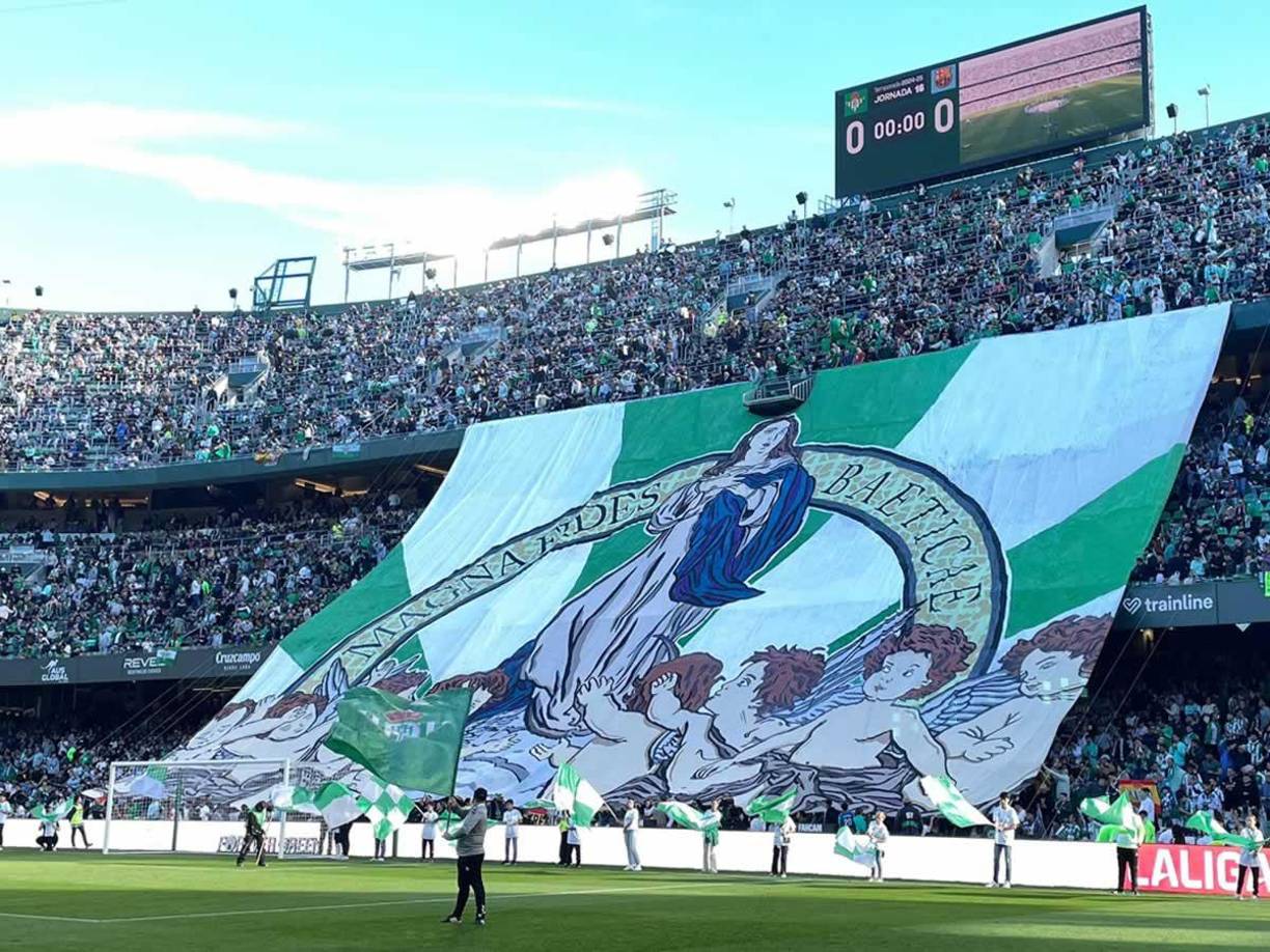El tifo con el que la afición del Betis recibió a su equipo en el estadio Benito Villamarín previo al partido ante el Barcelona.