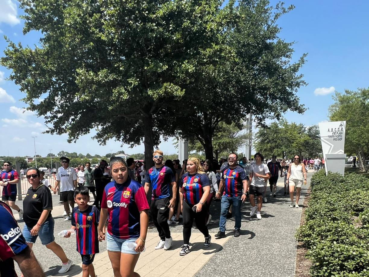 Con una gran mayoría de público hispano para este clásico, en la previa reinó la cordialidad entre las dos aficiones y en numerosos grupos de familiares y de amigos había camisetas blancas y azulgranas conviviendo en absoluta normalidad.