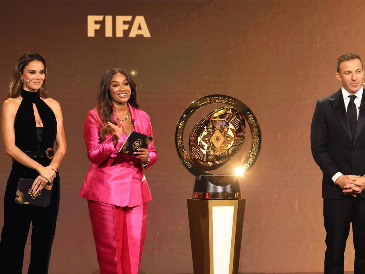 Diletta Leotta, Samantha Johnson y Alessandro del Piero durante el sorteo del Mundial de Clubes 2025.