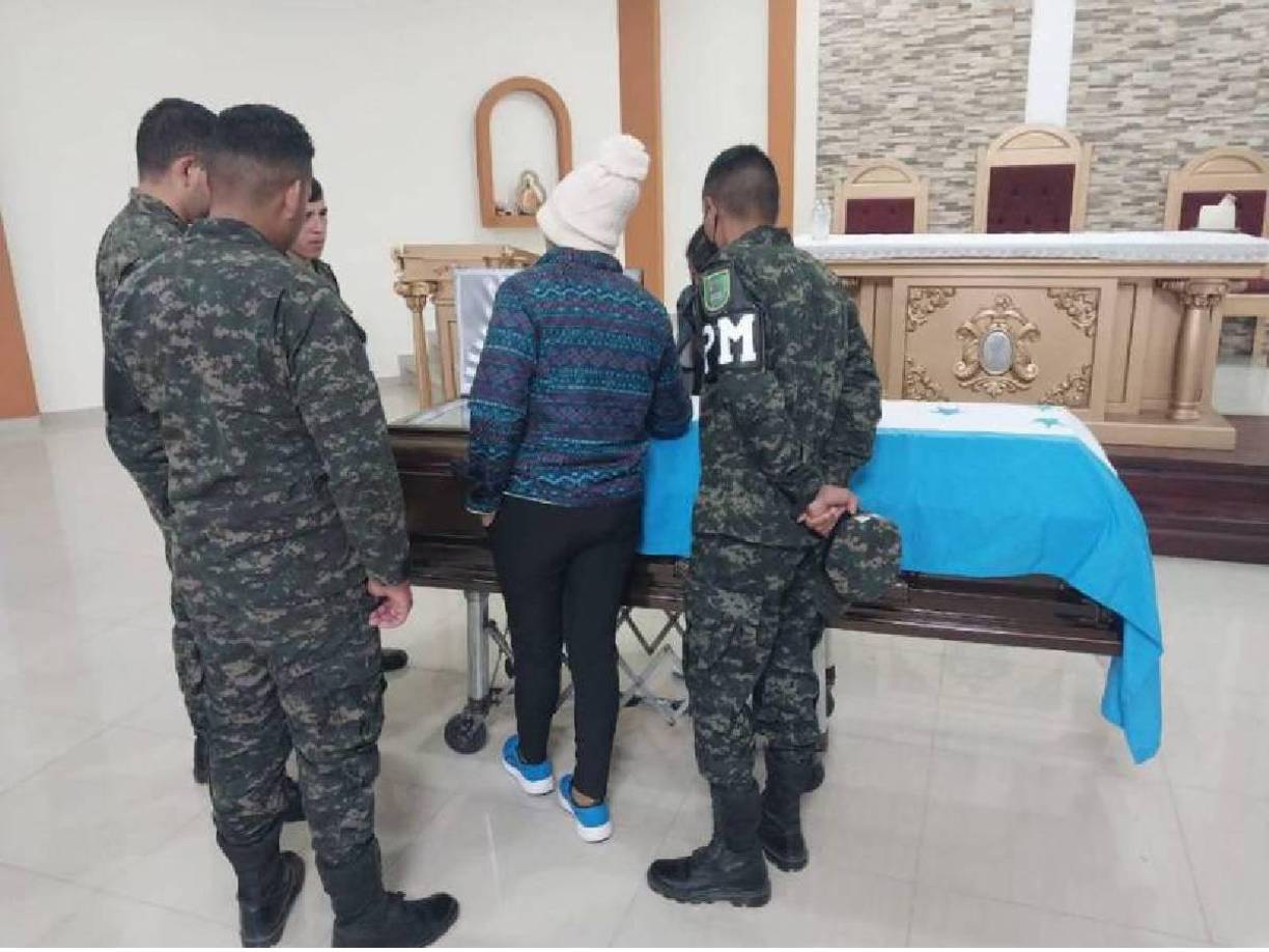 A la ceremonia se hicieron presentes familiares, amigos y compañeros de la institución policial, quienes lamentaron la irreparable pérdida del joven agente.