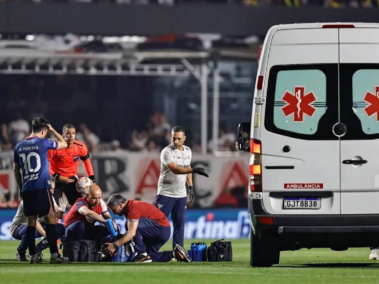 Lo sacaron del estadio en una ambulancia y lo trasladaron inmediatamente al hospital. Días después el futbolista falleció este martes a los 27 años.