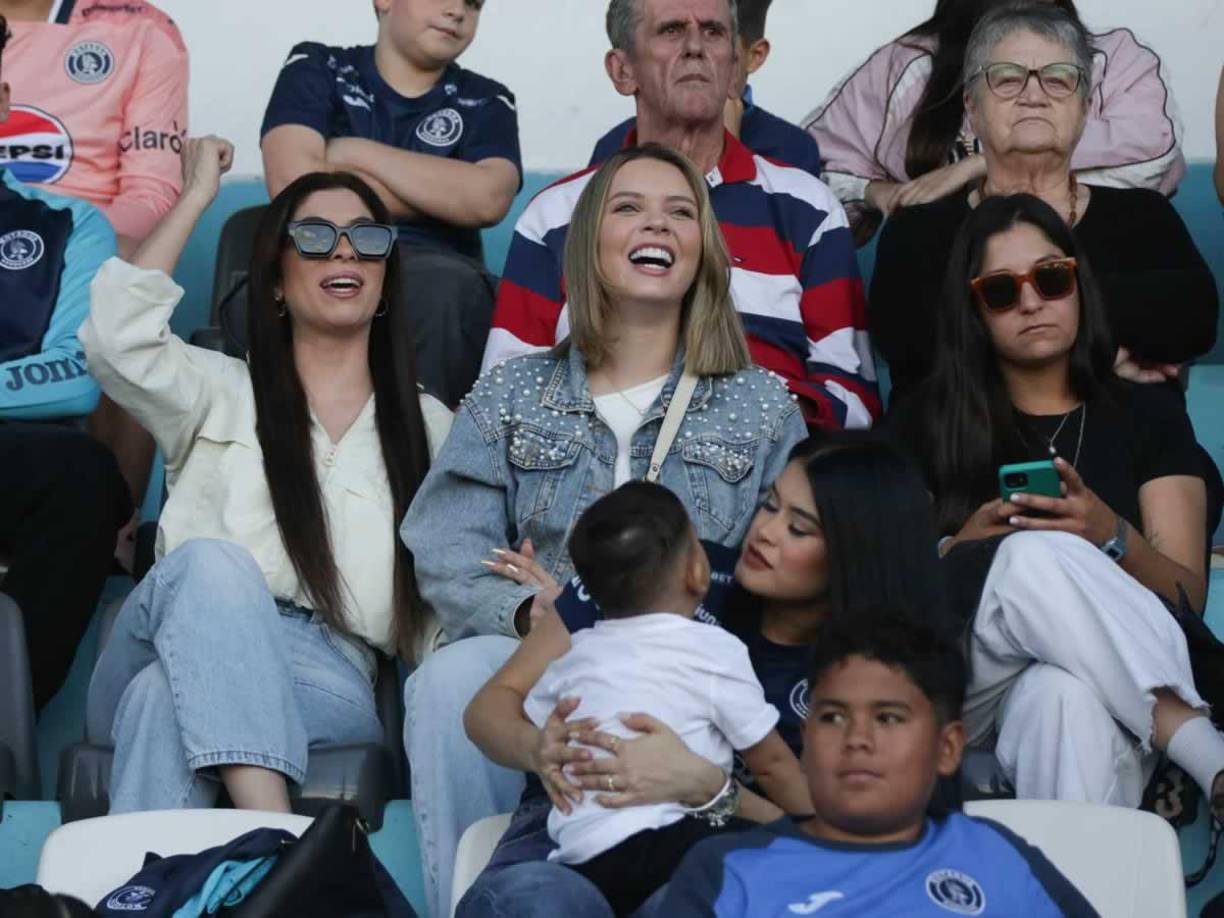 Cecilia García disfrutó con el gol de su novio Agustín Auzmendi y a su par estaba Laura Meza, quien es vinculada sentimentalmente con Rodrigo Auzmendi.