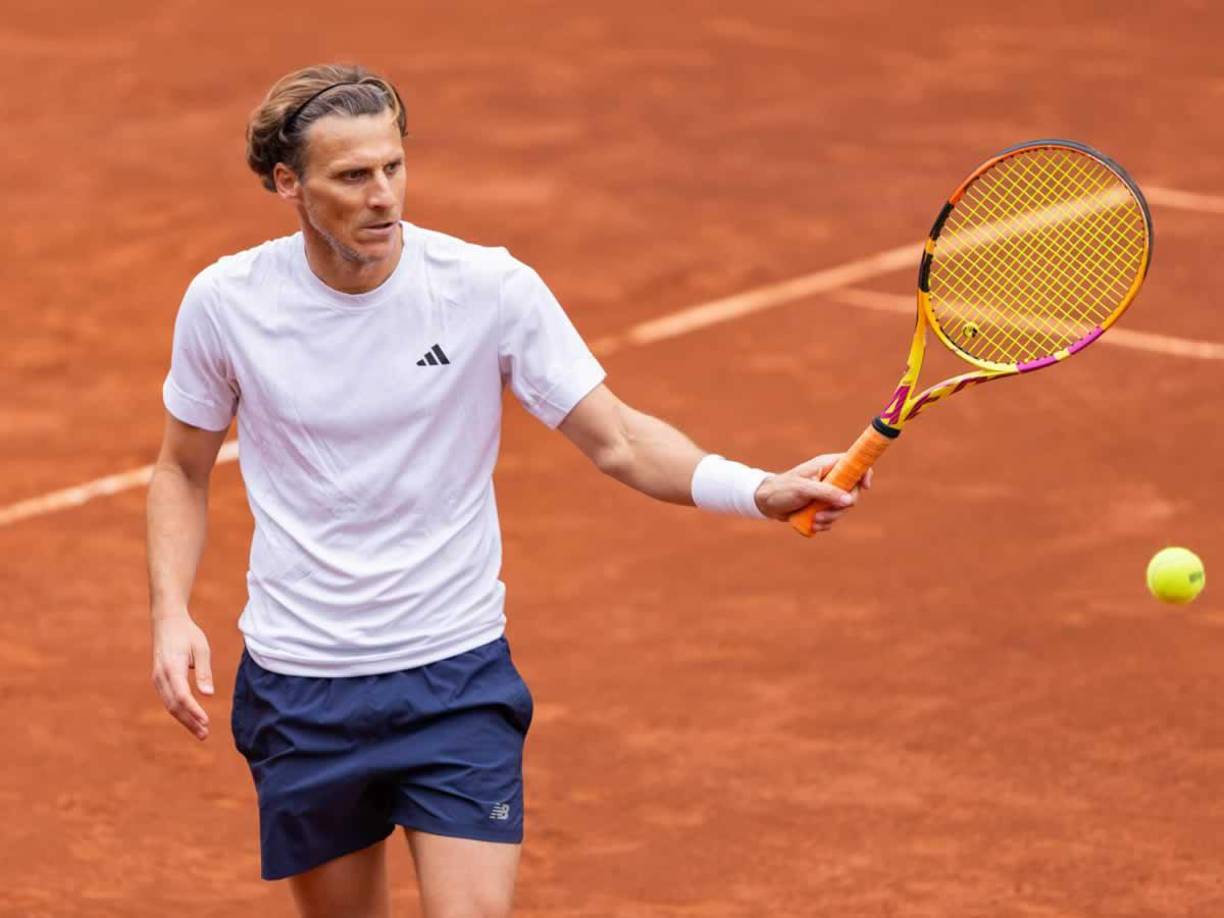 Del césped a la arcilla. Diego Forlán ha causado gran sorpresa en Montevideo esta semana. El exfutbolista uruguayo se ha pasado al tenis y dentro de poco lo hará de manera profesional.