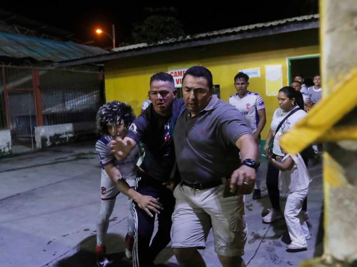 Gerson López fue sacado a la fuerza de los camerinos del estadio Humberto Micheletti.