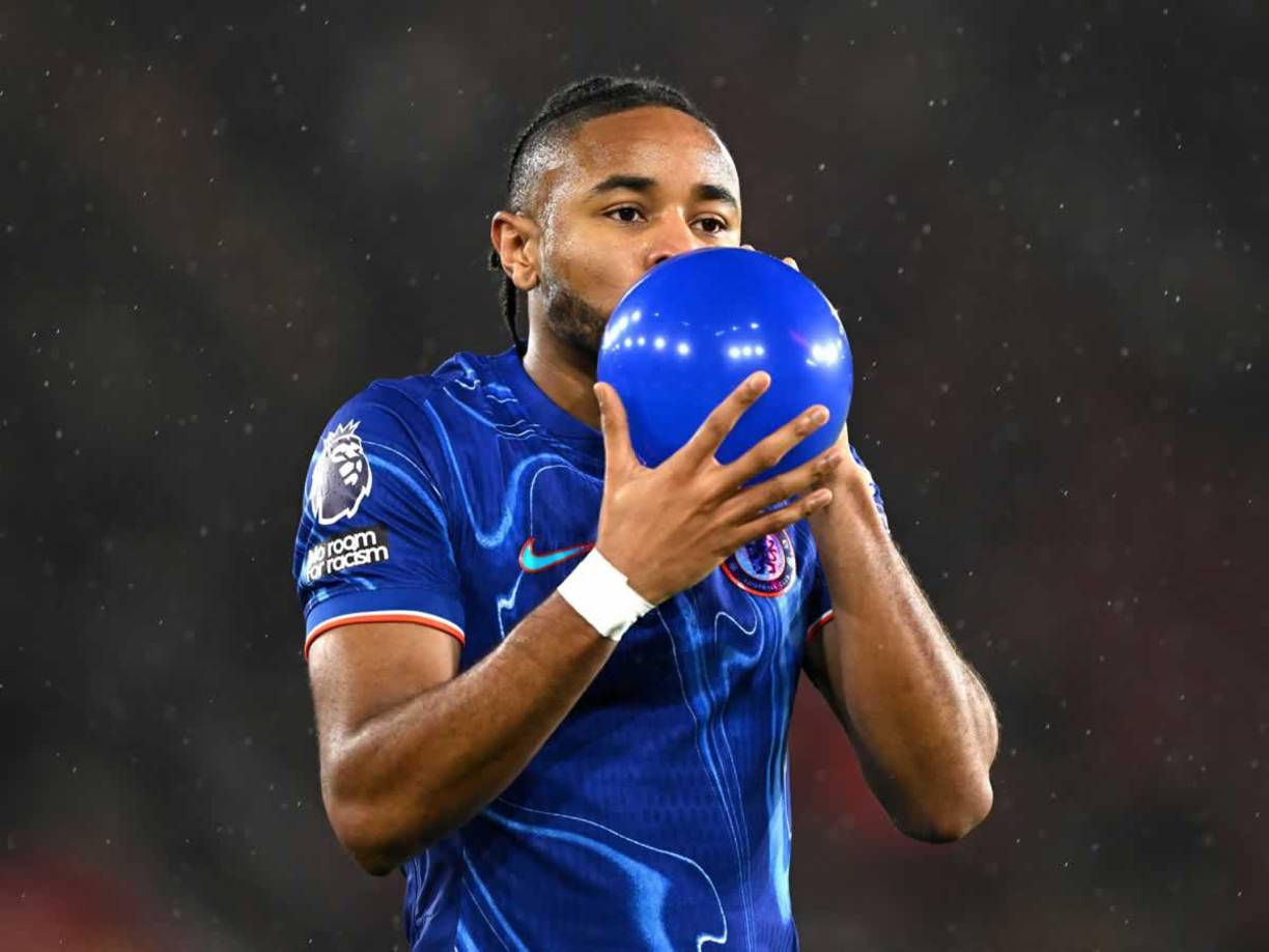 El delantero del Chelsea, Christopher Nkunku, es un objetivo potencial del Manchester United en esta ventana e incluso ya se han mantenido conversaciones entre intermediarios para la operación. El Chelsea no quiere vender a Nkunku pero se habla de que estaría tentado de hacer negocios por 70 millones de libras. Info: Sky Sports.