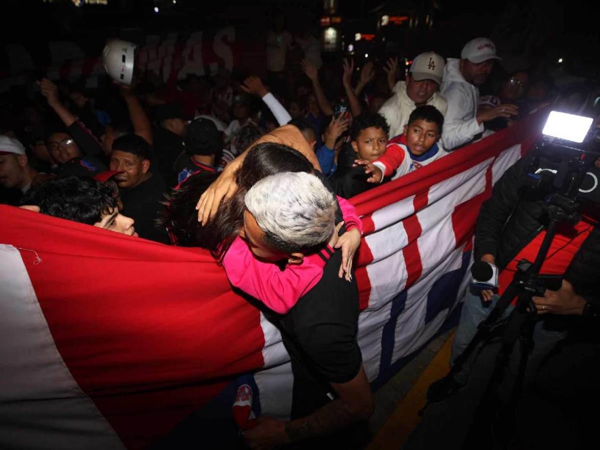 Un lindo momento. Andy Najar abrazando a una de las pequeñas aficionadas presentes en el Banderazo.