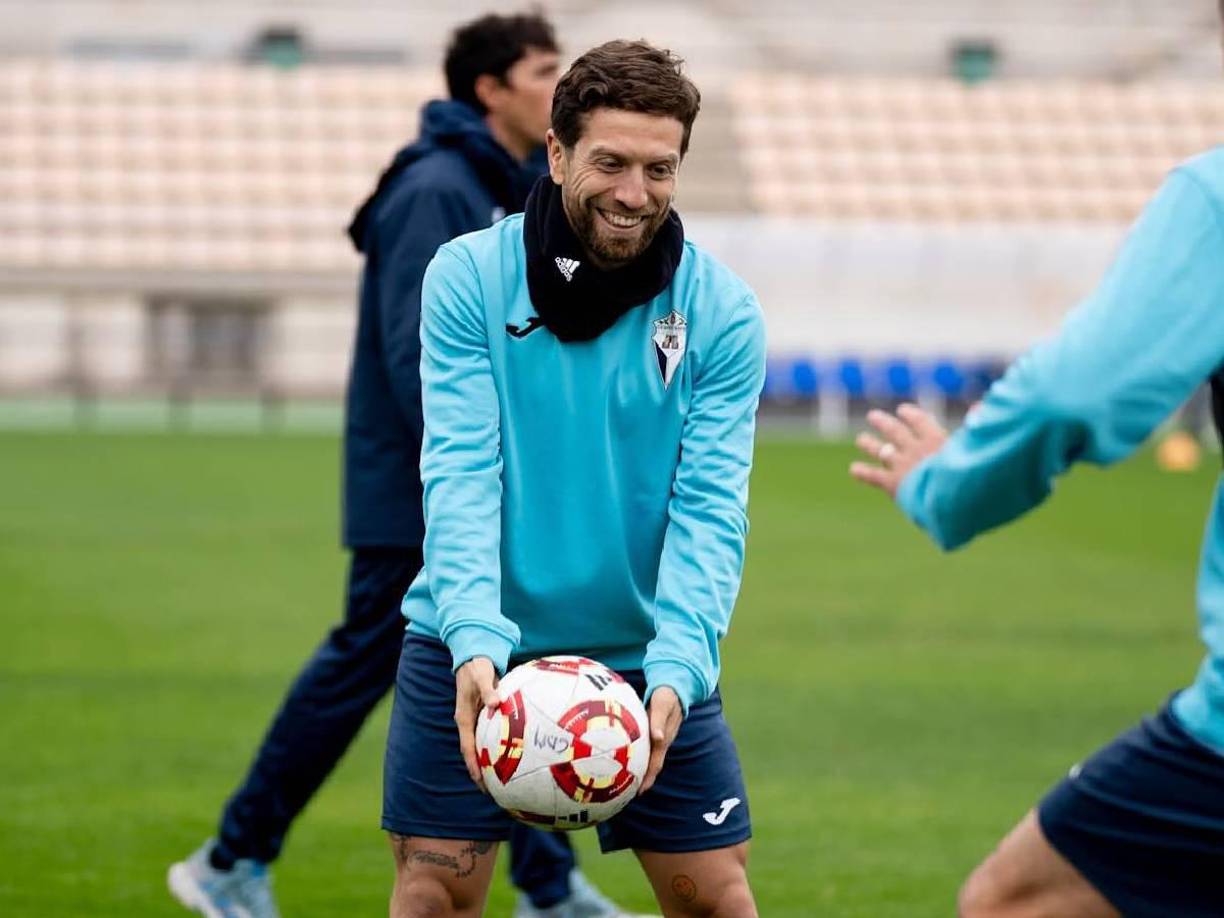 Papu Gómez estuvo con la primera plantilla del CD Manchego de la tercera división de España. El club tuvo el privilegio de compartir entrenamiento con un campeón del mundo, el argentino Papu Gómez, que se ejercitó sobre el césped del Polideportivo Juan Carlos.