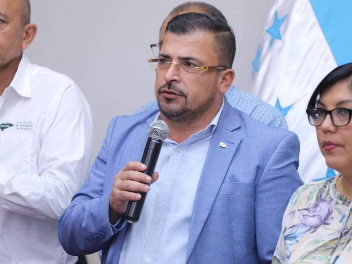 Castellanos siguió: “Se ha querido invisibilizar (con) la campaña amarillista contra el gobierno de la presidenta Xiomara, pero nosotros tenemos un registro; nosotros estamos invirtiendo mil millones de lempiras (con) todos los alcaldes. Sin distinción de colores políticos, 3.3 millones (de lempiras) se le dio a cada alcalde”, aseguró.