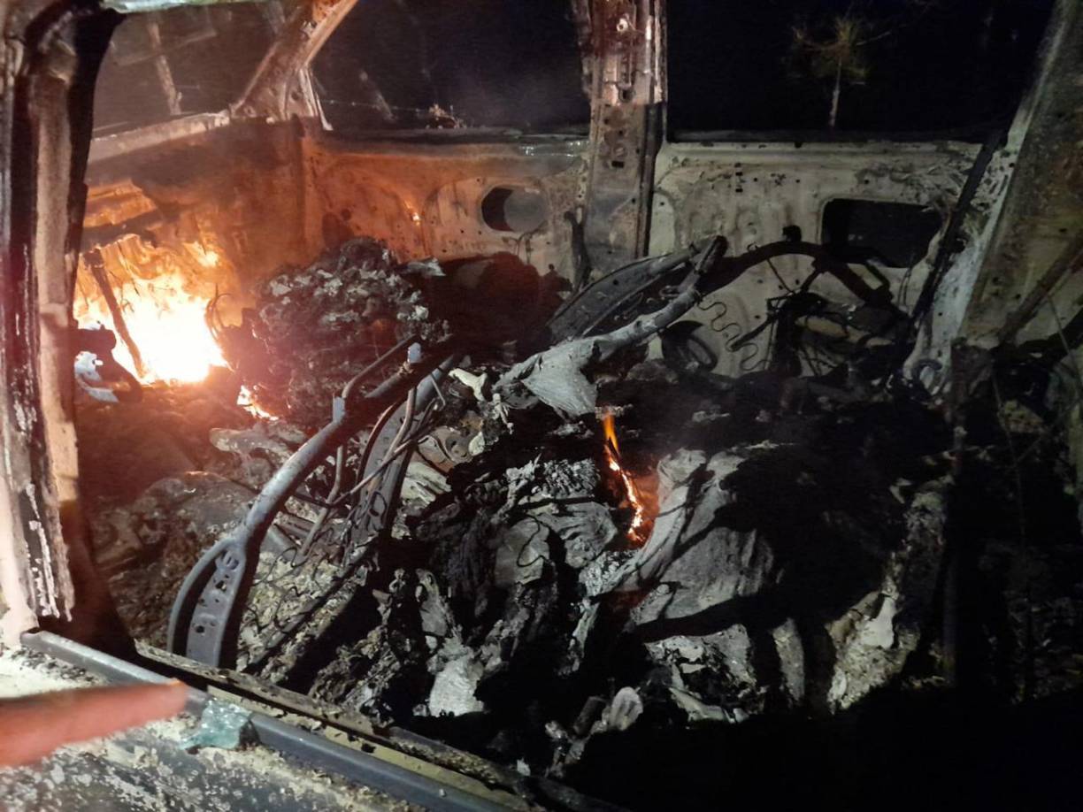 Al llegar, las autoridades descubrieron que en el vehículo había tres cuerpos calcinados.