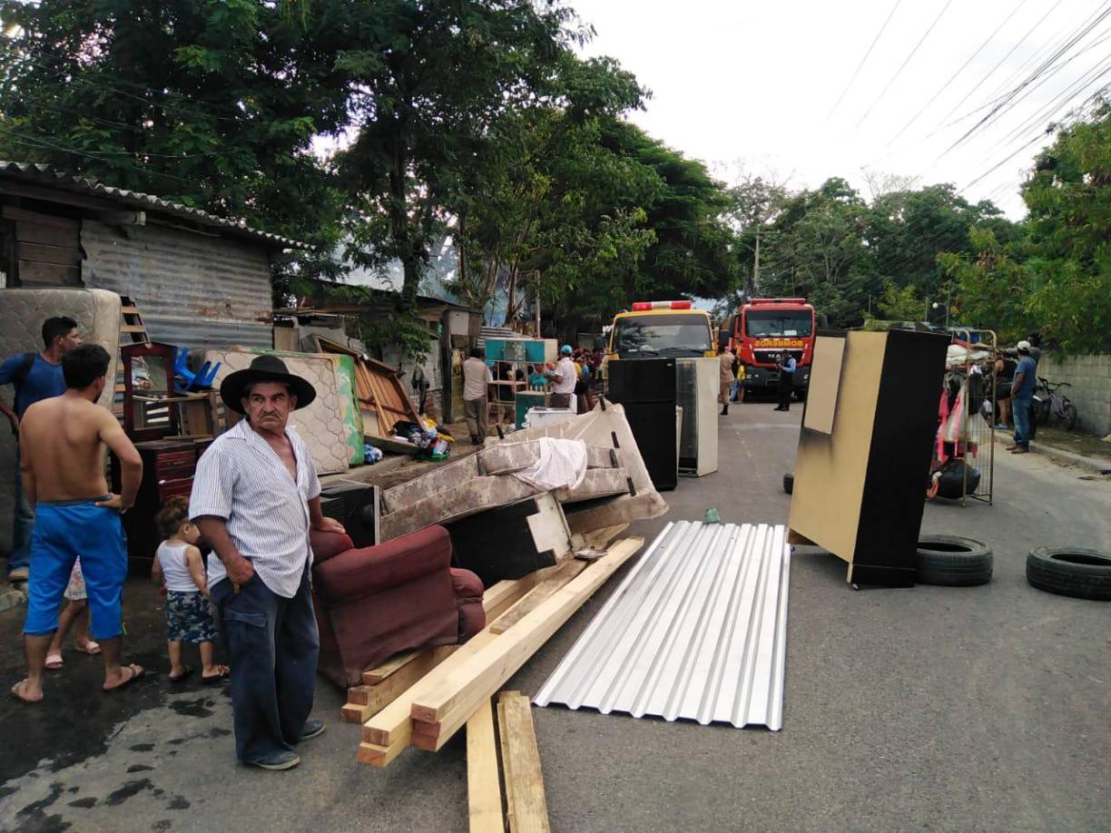 El incendio se habría originado por la explosión de un cilindro de gas LPG doméstico. 