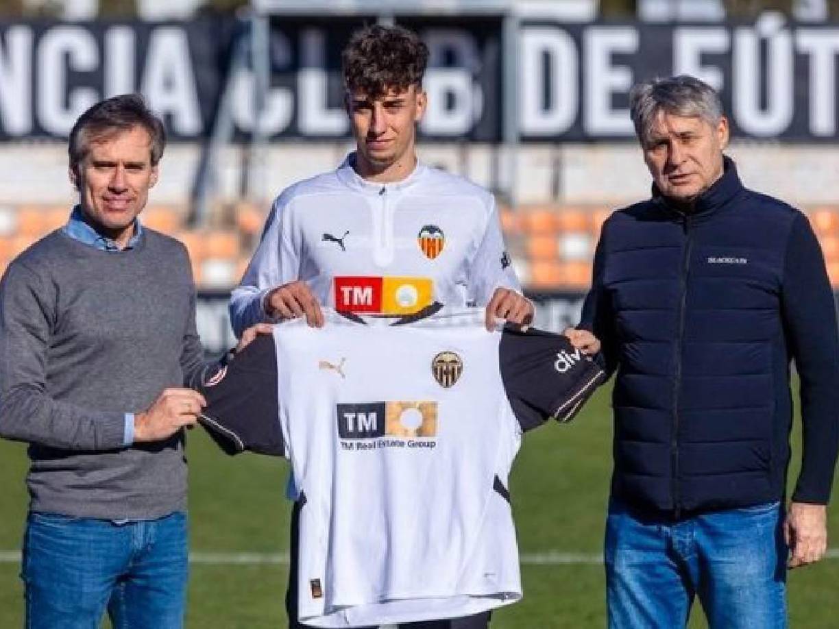 OFICIAL // El Valencia anunció este jueves la renovación de Iker Córdoba, quien amplía su contrato hasta 2028.