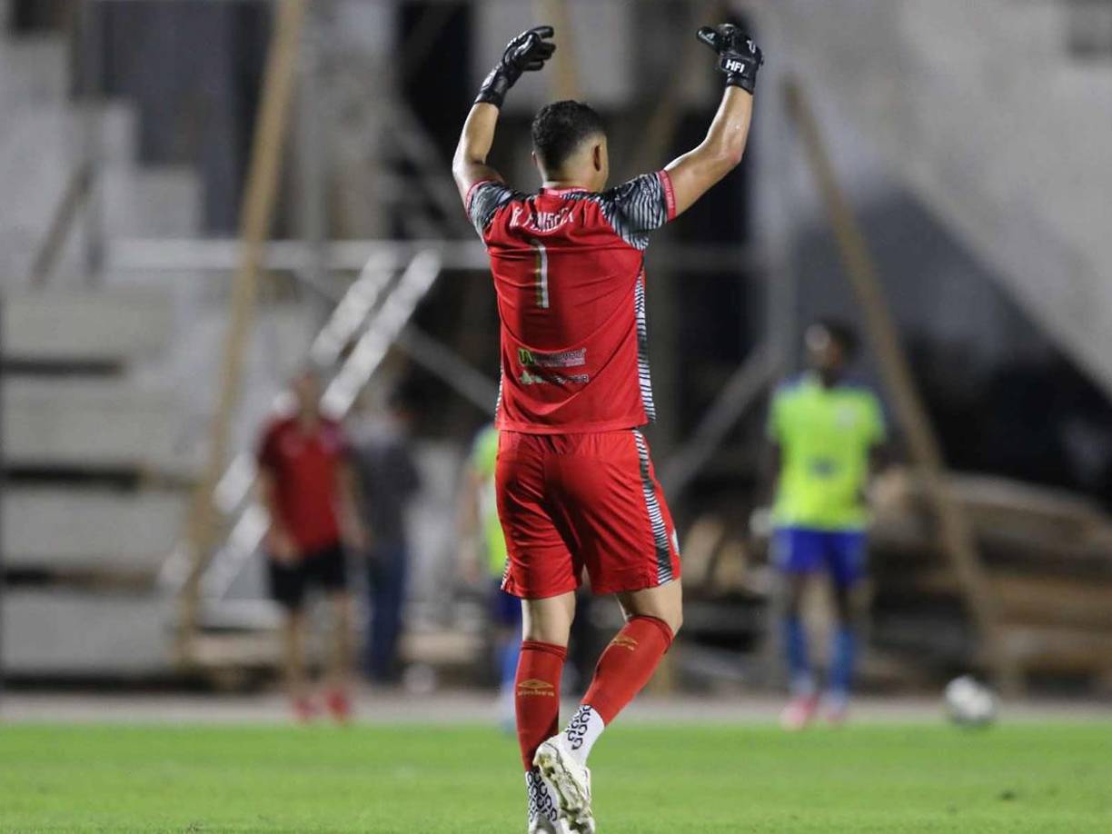 Harold Fonseca celebrando el gol de su compañero para el empate de Potros contra el Olimpia.