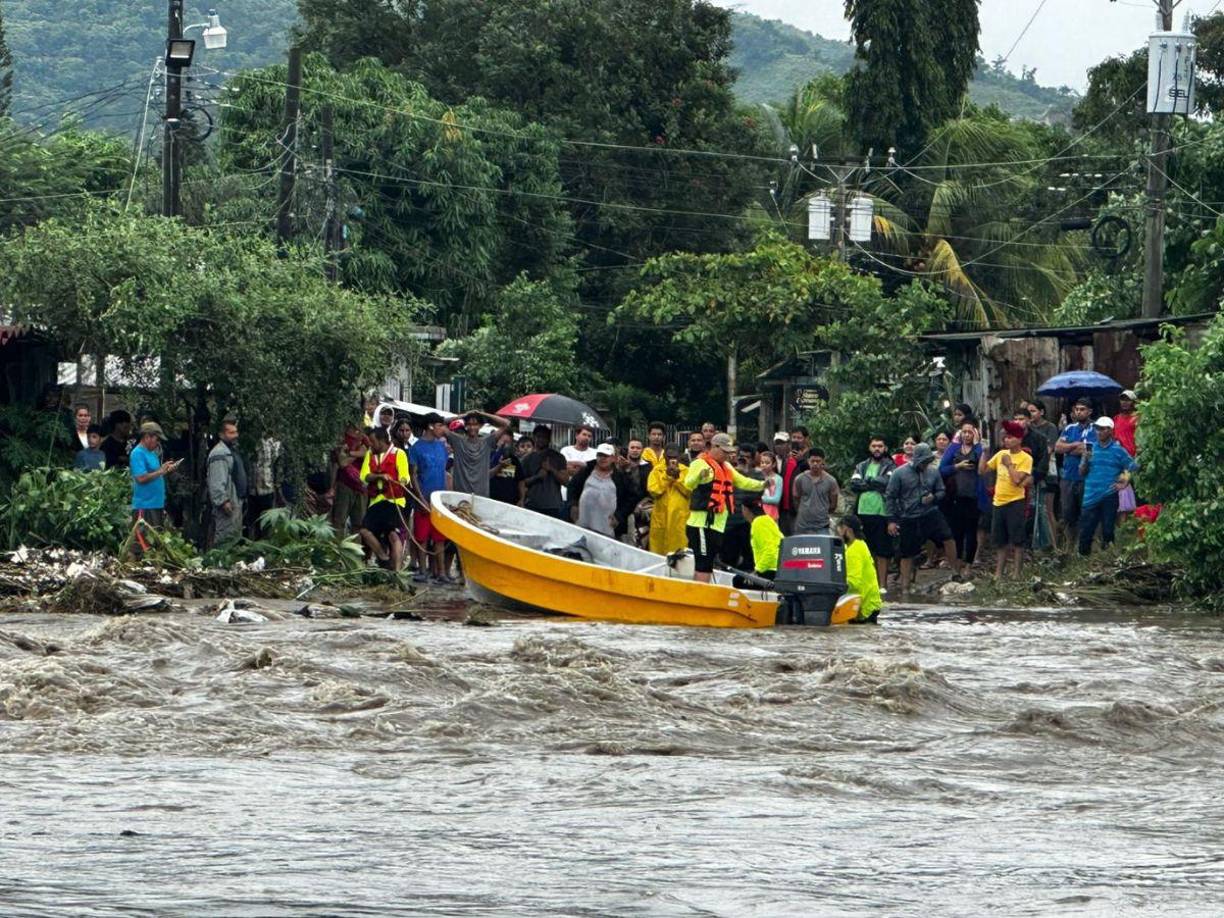 Ante los embates de la tormenta tropical Sara, cientos de sampedranos fueron evacuados de la colonia Flor de Cuba, en San Pedro Sula, zona norte de Honduras.