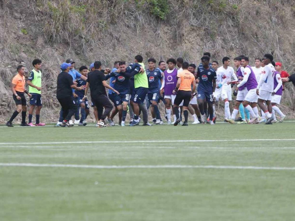 El partido se vio manchado sobre el final ya que los jugadores y familiares de ambos equipos se fueron a los golpes.