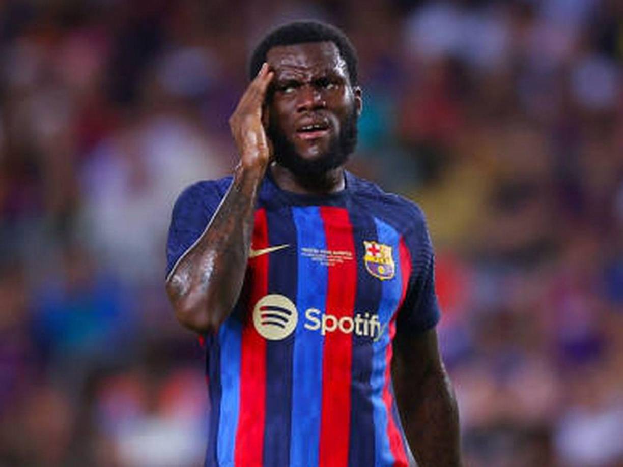 Franck Kessié - En las últimas semanas, se había apuntado al marfileño como uno de los primeros jugadores que podría abandonar el Barcelona en el próximo mercado de fichajes. Incluso el portal ‘inter live’ explicó que el Barça habría recibido una oferta del Liverpool por unos 35 millones de euros y podría cerrar su incorporación si el futbolista daba el OK. Pese a eso, su agente ha desmentido los rumores sobre la salida de su representado. Ha calificado de ‘fake news’ la noticia de que su cliente da luz verde para dejar el Barça.
