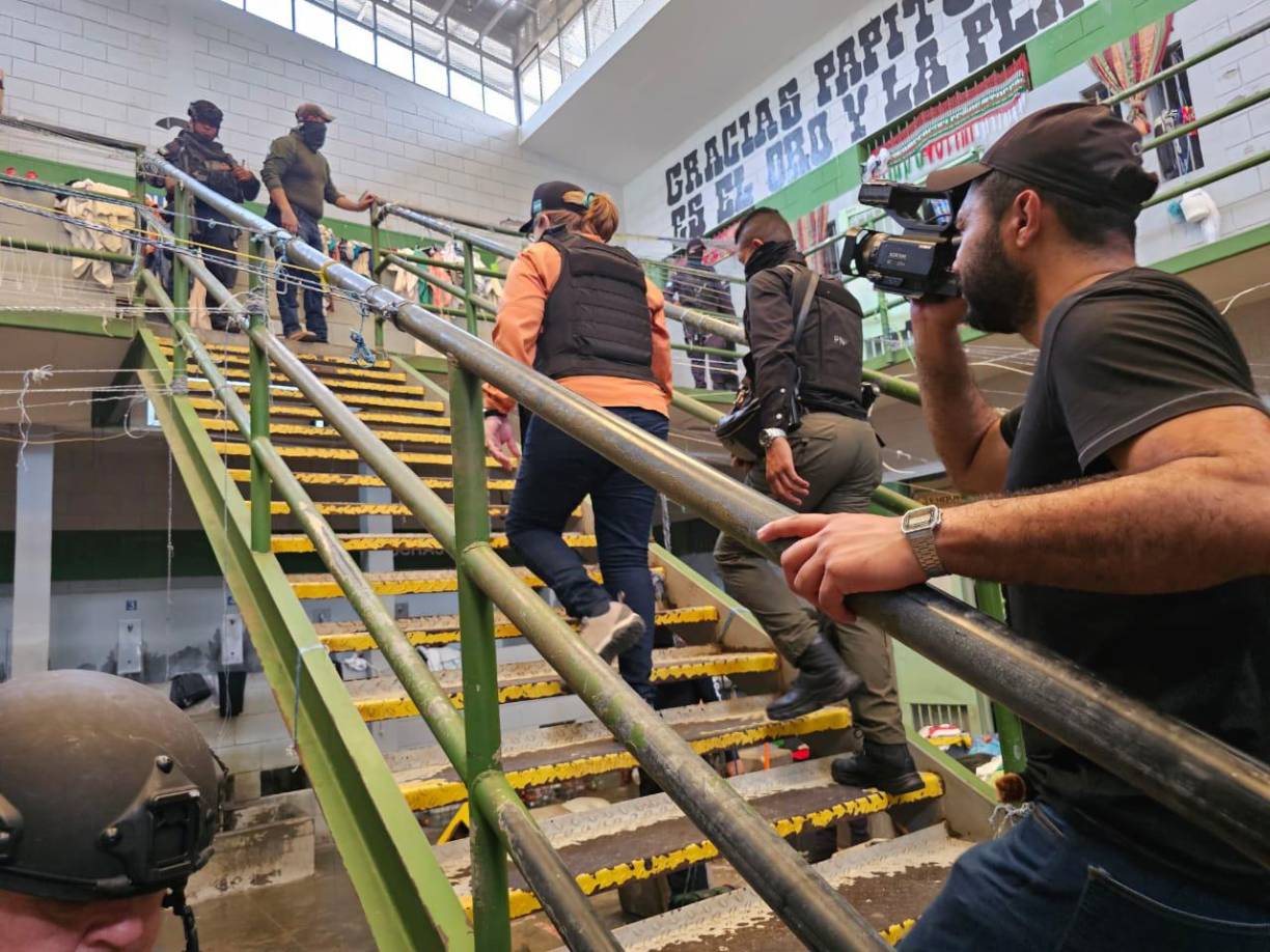 Julissa Villanueva alentó a los miembros policiales y agentes penitenciarios para encontrar las armas “vamos vamos que hay más, ustedes pueden”.