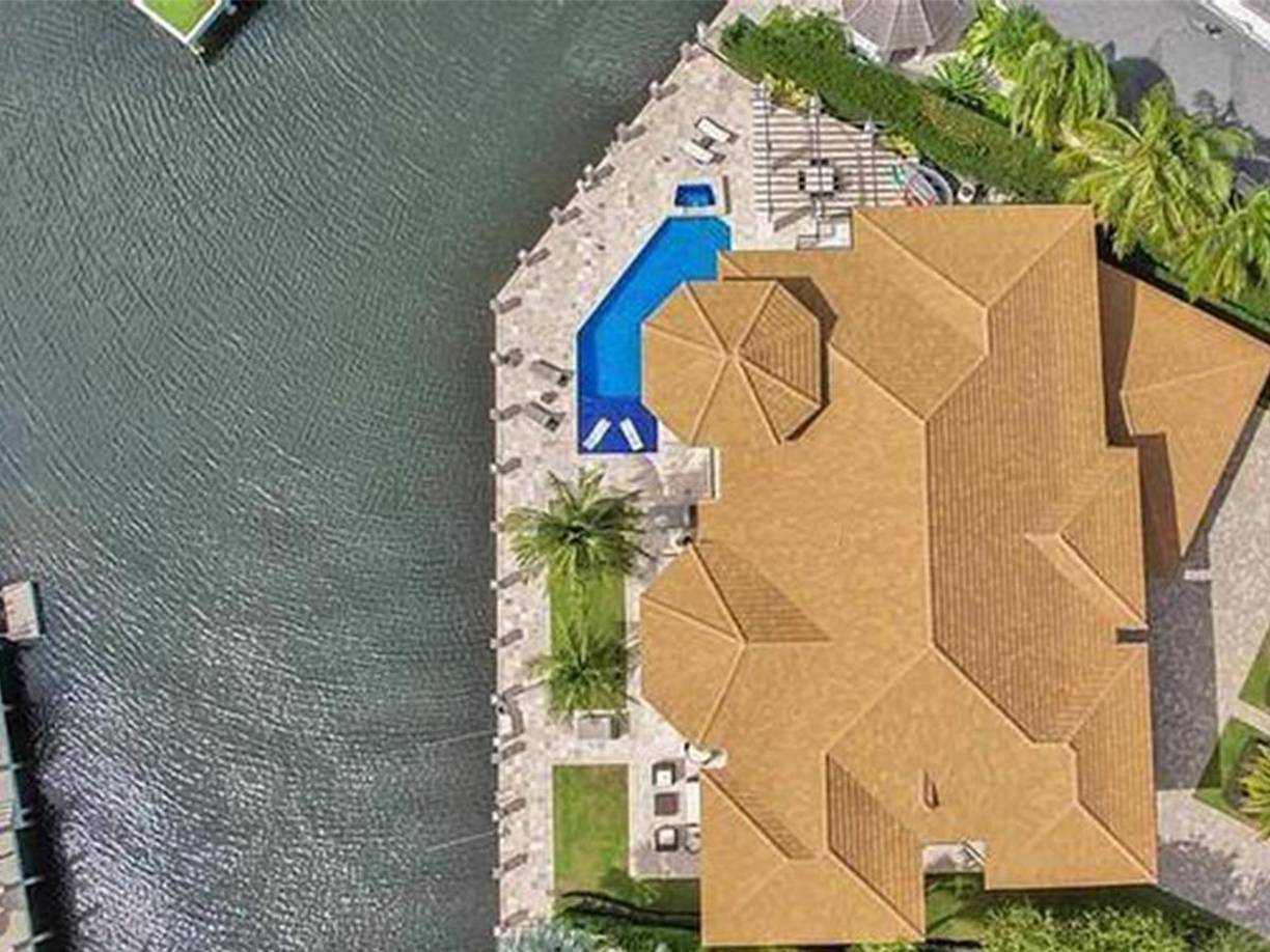 La mansión, construida en 1988 y remodelada en el 2000, está localizada a unos ocho kilómetros del DRV PNK Stadium y de las instalaciones de entrenamiento del Inter Miami en Fort Lauderdale.