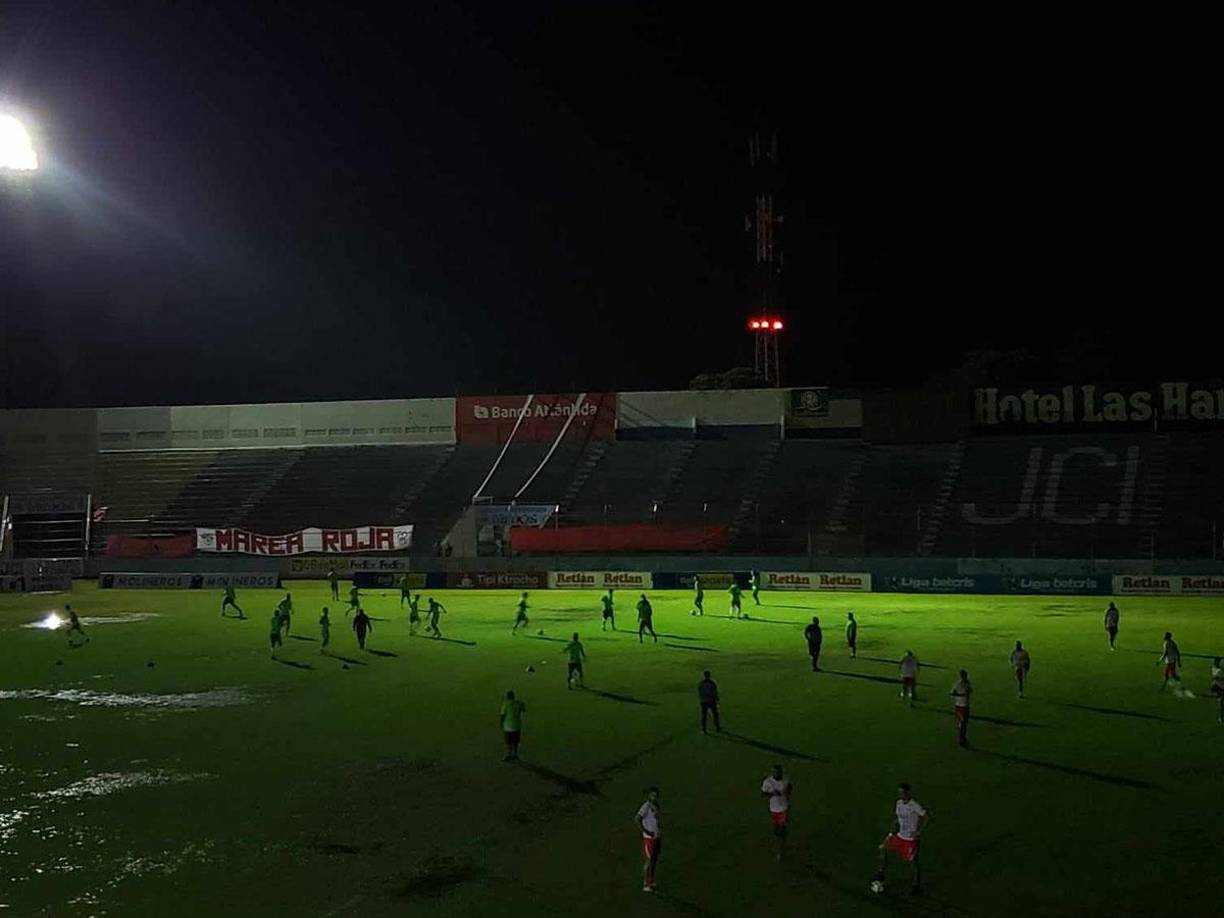 Previo al inicio del juego, el estadio Muncipal Ceibeño quedó sin fluido eléctrico y caía una fuerte lluvia sobre la ciudad de La Ceiba. 
