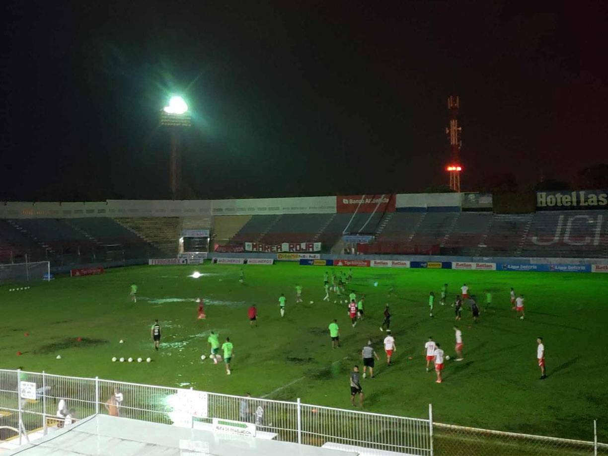 En un principio se tenía mucha incertidumbre si se iba a jugar. El estadio estaba sin fluido eléctrico y las condiciones de la cancha eran pésimas por la tormenta que azotaba. 