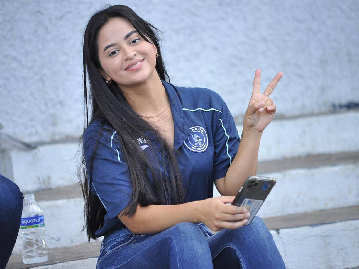 Una hermosa aficionada del Motagua posó para el lente de Diario LA PRENSA.