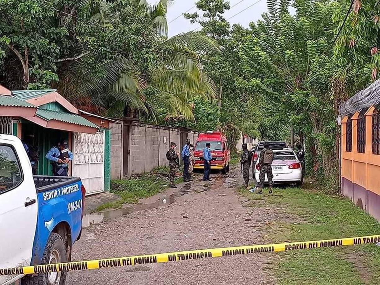 La policía acompañó las operaciones de exhumación que dirigió Medicina Forense en el patio de la residencia. 