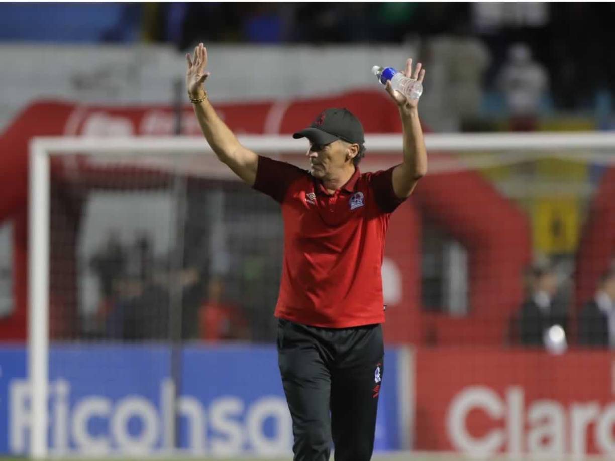 Pedro Troglio saludó a los aficionados del Olimpia que lo recibieron con una ovación antes del inicio del partido.