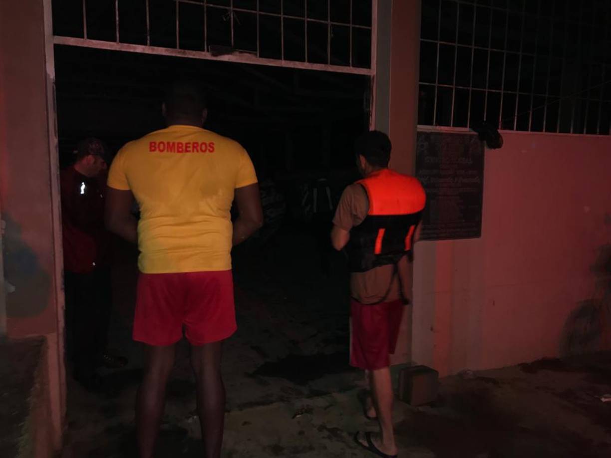 Elementos del Cuerpo de Bomberos llegaron hasta las zonas afectadas en Omoa. 