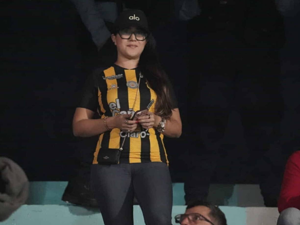 Una bella aficionada del Real España que se instaló en el sector de preferencia del estadio Morazán. 