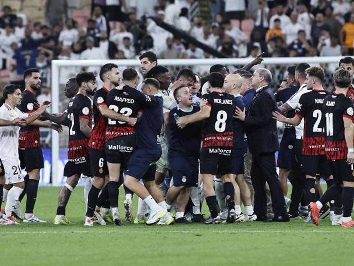 En esa ‘batalla campal’ participan jugadores de Mallorca y Real Madrid, además de miembros del staff técnico de ambos clubes.