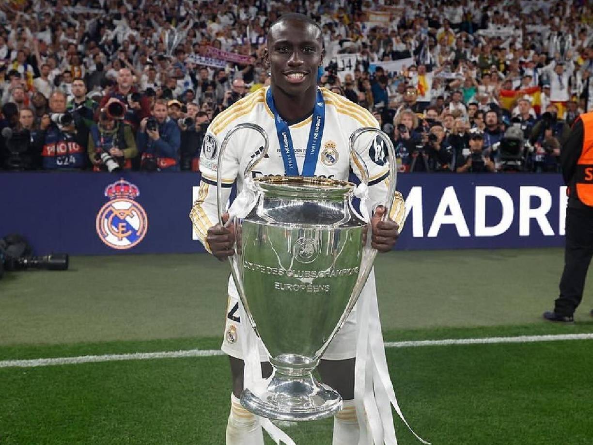 Según informa Relevo, el Real Madrid abre la posibilidad de vender a Mendy si llega una oferta considerablemente buena. Su contrato termina en 2025.