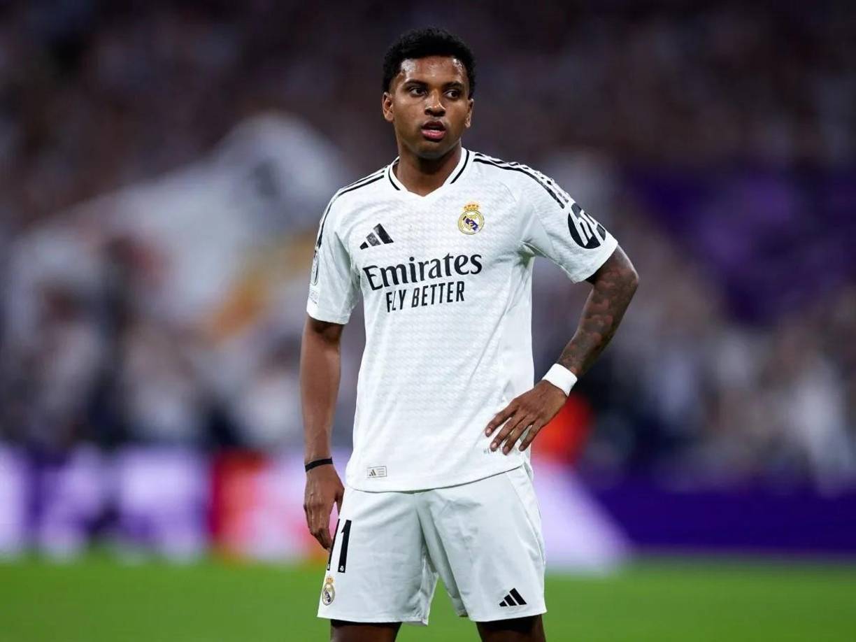 Rodrygo es otra de las importantes bajas que presenta el Real Madrid en el Clásico. El brasileño sufre una rotura en el bíceps femoral y estará afuera de las canchas aproximadamente unos 20 días. 