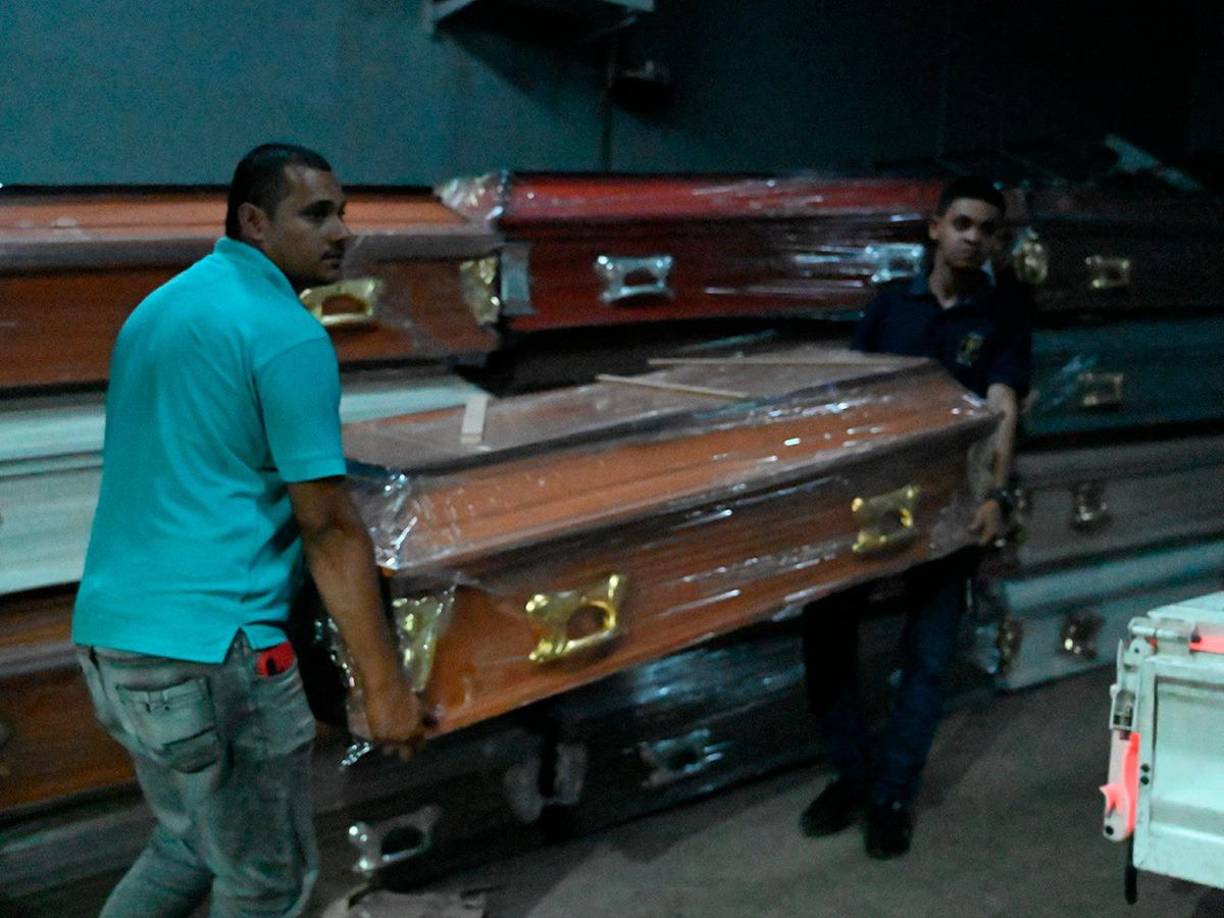 El mismo martes comenzaron a entregar los primeros cuerpos y las escenas siguen siendo dramáticas y poco alentadoras.