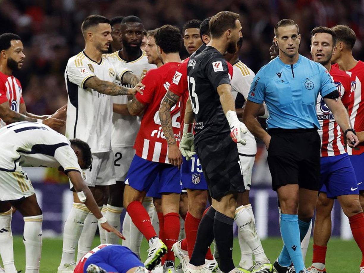En la recta final del derbi se armó fuerte pelea entre jugadores de ambos clubes. 
