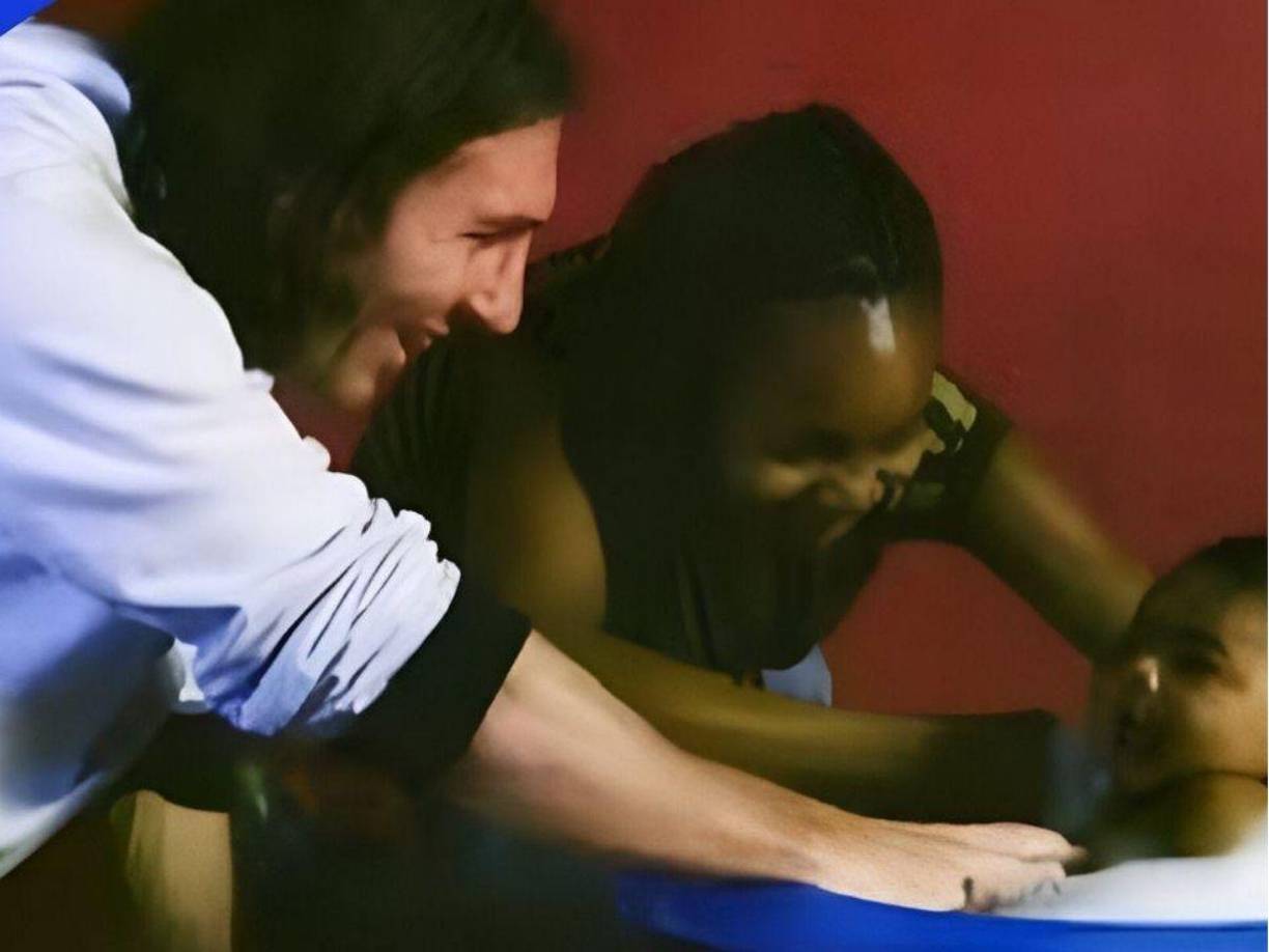 En los últimos días se han viralizado fotografías de Lionel Messi bañando al bebé Lamine Yamal, en fotografías que le han dado la vuelta al mundo.