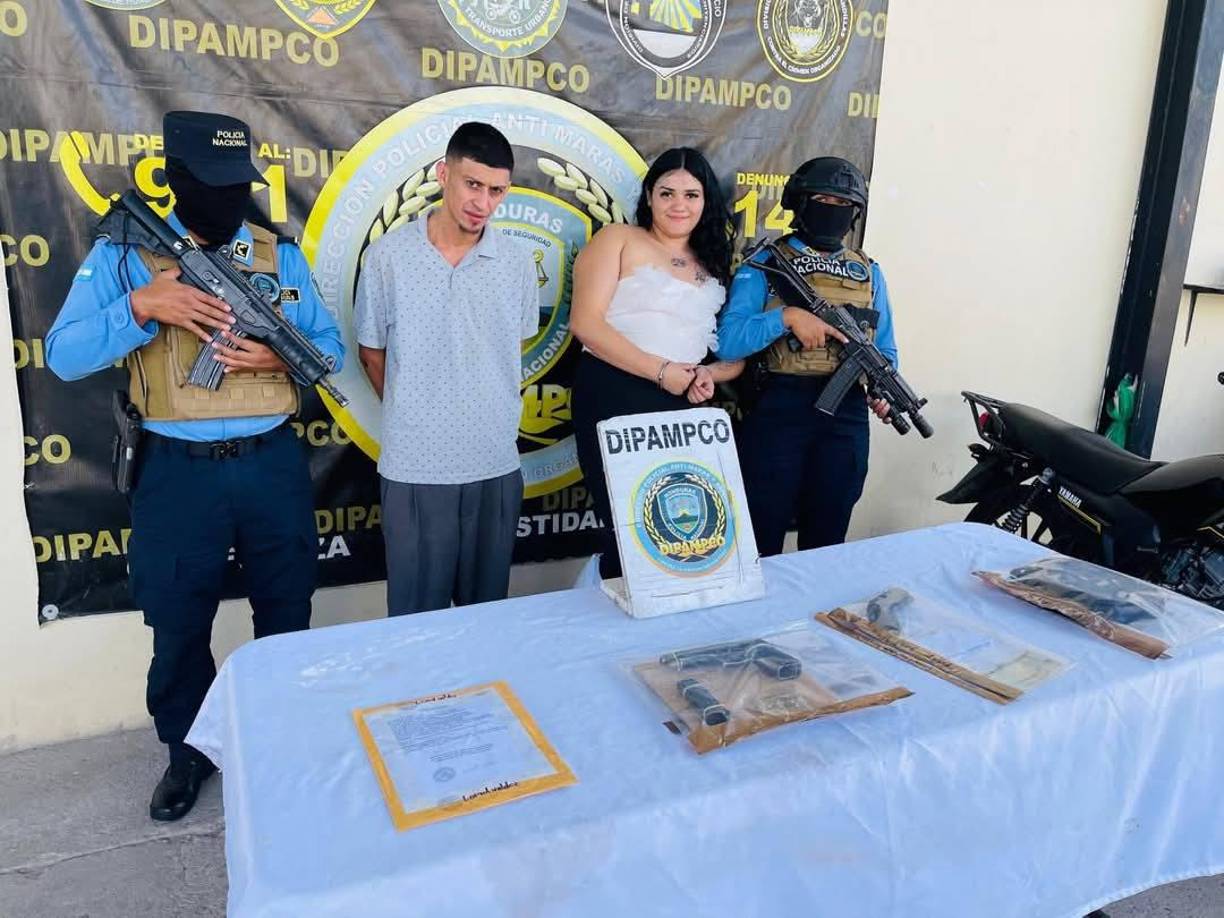 El pose de “Mamba” sonriente la par de los agentes se ha viralizado en las redes sociales en donde han pedido que pague por sus delitos para que se le “borre la sonrisa”.