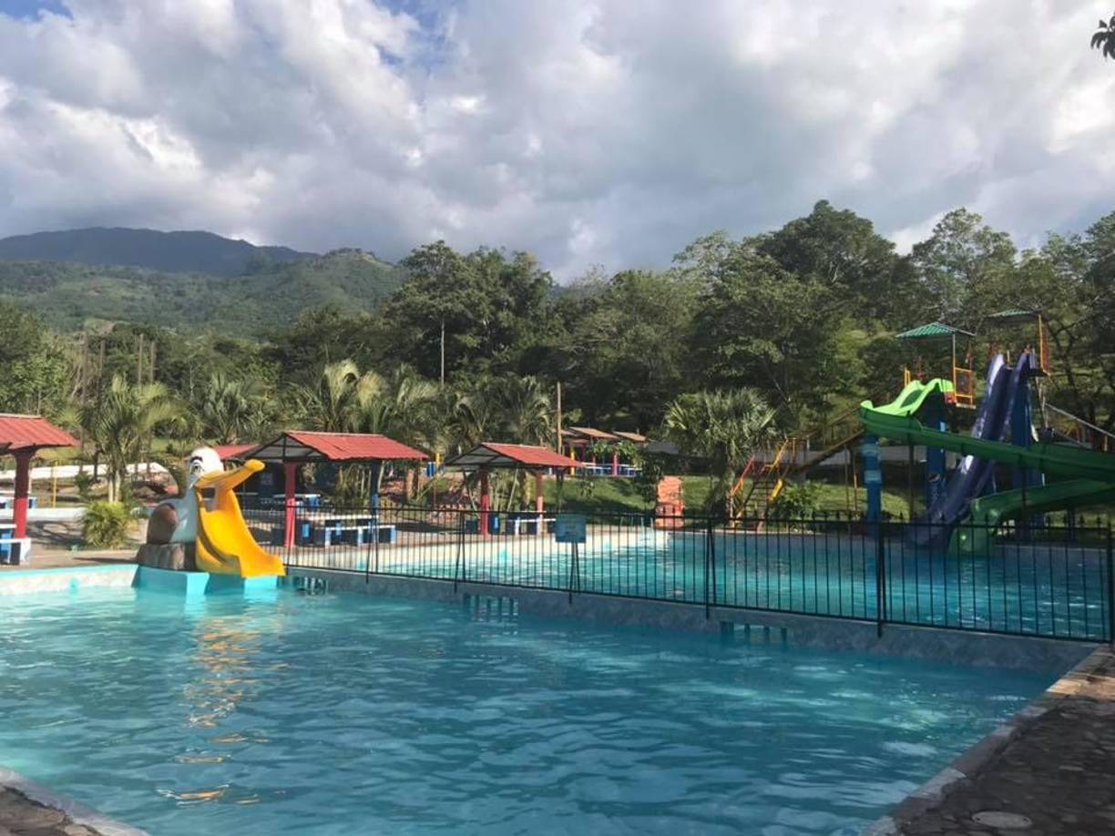 Balneario Santa Rosita es un orgullo de la tierra del junco, el café y las mujeres bellas. A su alrededor puede apreciar hermosas montañas que engalanan el paisaje y fortalecen la frescura del lugar.