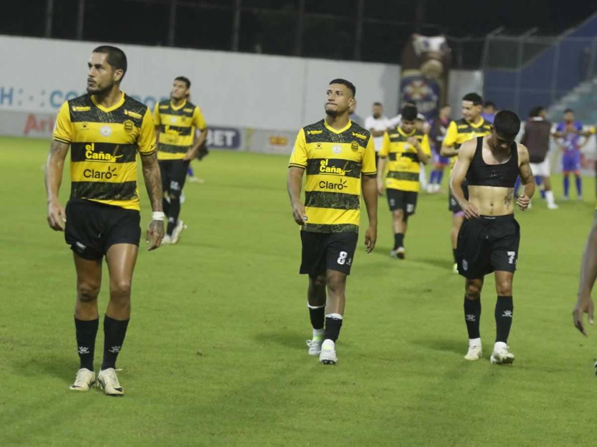 Los jugadores del Real España se fueron cabizbajos y tristes del estadio Morazán por no poder ganar ante UPN.